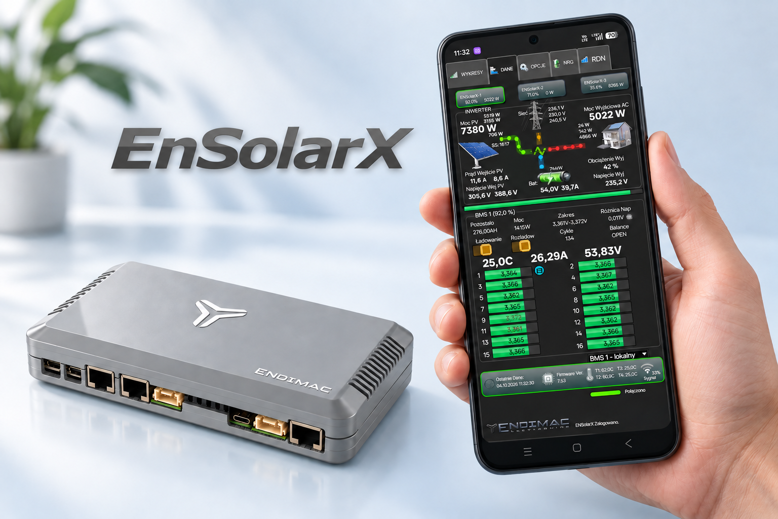 ENSolarX 7X i aplikacja z ekranem Dane na telefonie trzymanym w dłoni